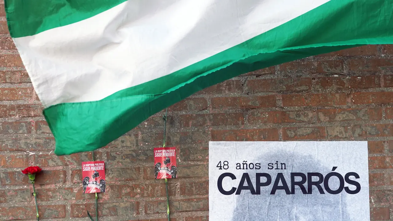 Ofrenda floral en homenaje a Manuel Jos&eacute; Garc&iacute;a Caparr&oacute;s por el 48 aniversario de su asesinato. | Europa Press.