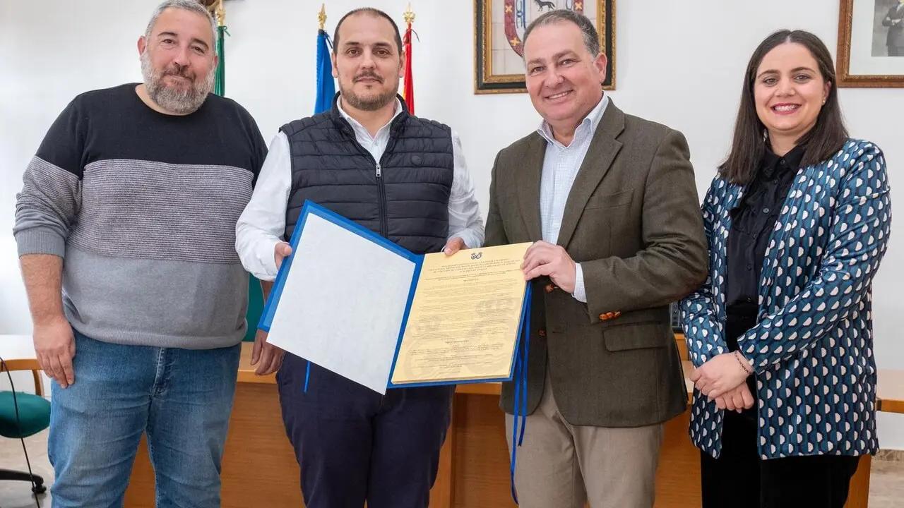 Entrega en Adamuz de la la declaraci&oacute;n institucional. | Dipu.