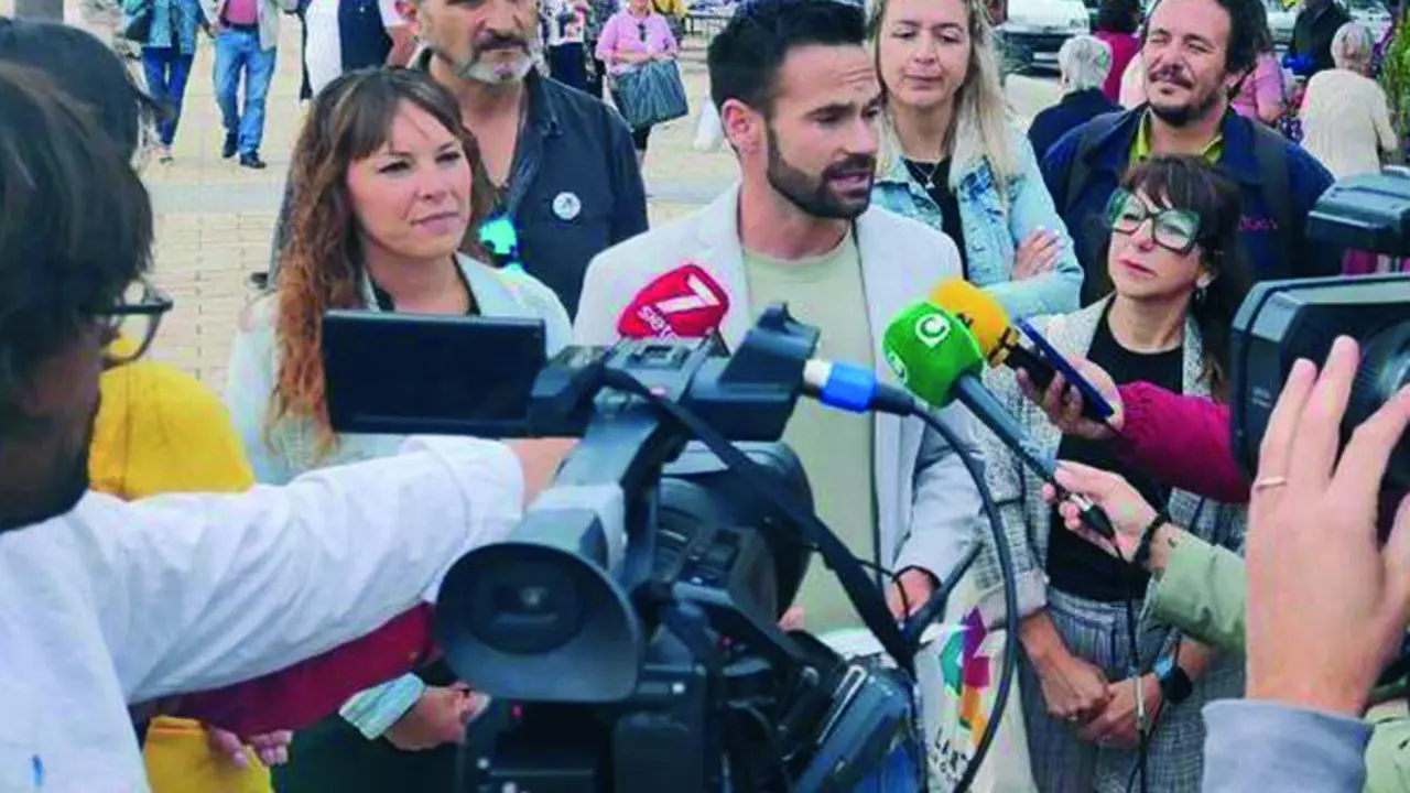David de la Cruz, con Kichi, en la campa&ntilde;a electoral de 2023. VIVA