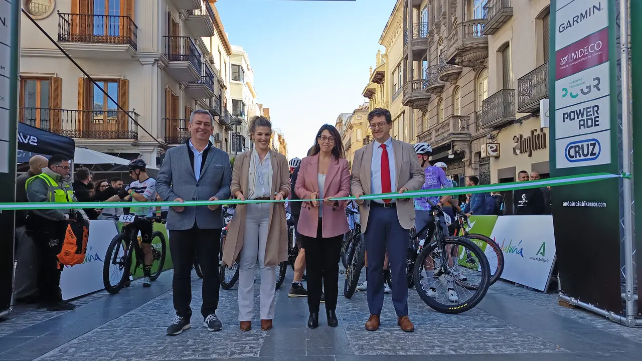 Autoridades posan antes de la salida de la cuarta etapa de la Andaluc&iacute;a Bike Race. - Foto: Ayuntamiento Ja&eacute;n