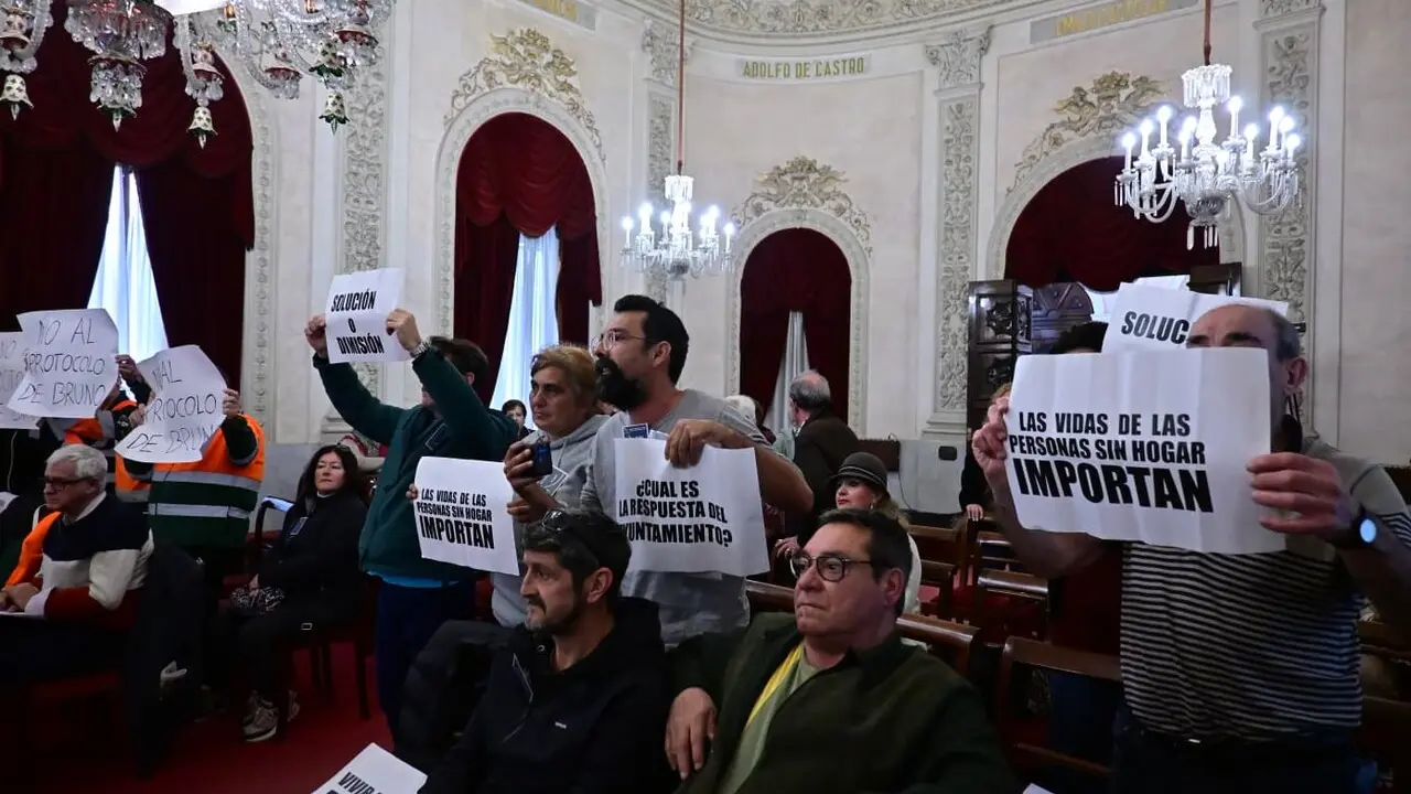 Protesta contra las pol&iacute;ticas del Ayuntamiento de C&aacute;diz para las personas sin hogar durante el Pleno. Eulogio Garc&iacute;a