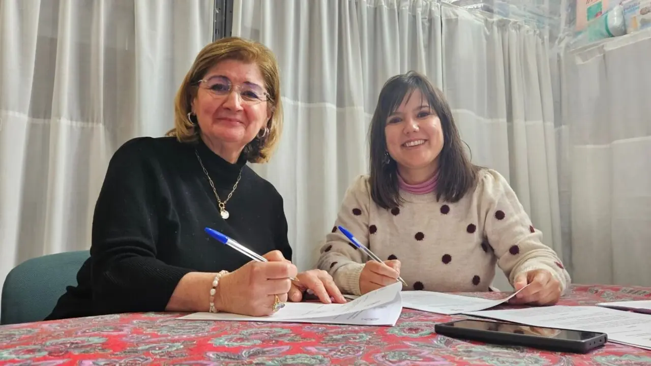 Ana Ramos, Presidenta de Vivir Compartiendo, y Claudia Bernab&eacute;u, Presidenta de Sevihda, en el el acto de la firma de este acuerdo.| VIVIR COMPARTIENDO