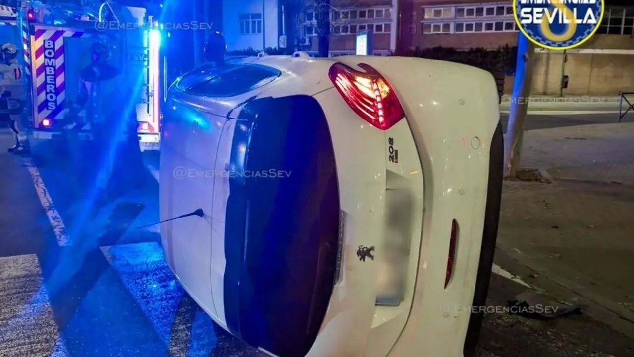 EuropaPress_7324583_vehiculo_volcado_impacto_contra_semaforo_cruce_avenida_borbolla_avenida