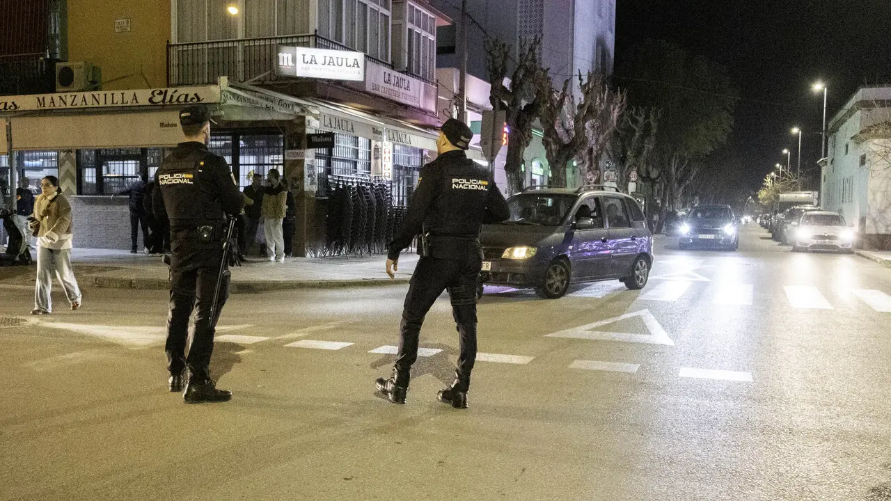 Agentes de la Polic&iacute;a Nacional, anoche, controlando el tr&aacute;fico en la Calzada.