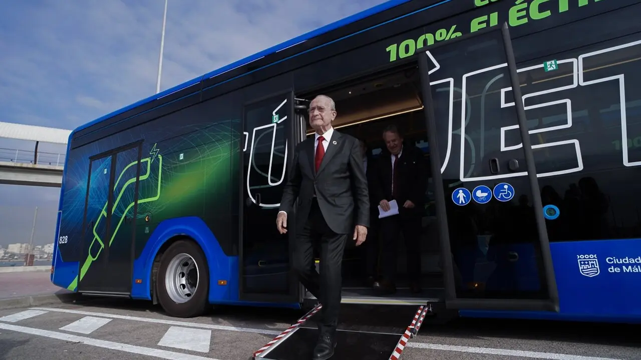 Francisco de la Torre con los nuevos autobuses sostenibles. / AYUNTAMIENTO