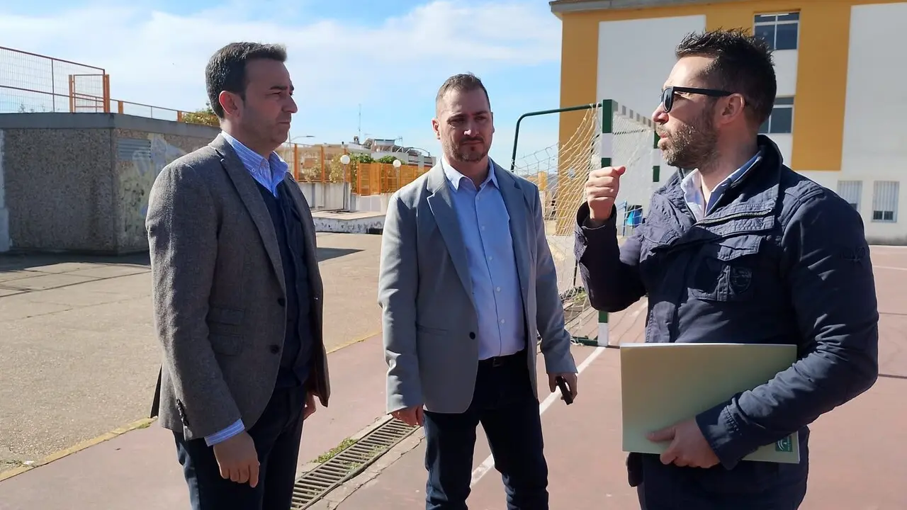 Visita a una de los centros escolares de la provincia de Huelva afectado por los temporales. | Junta de Andaluc&iacute;a.