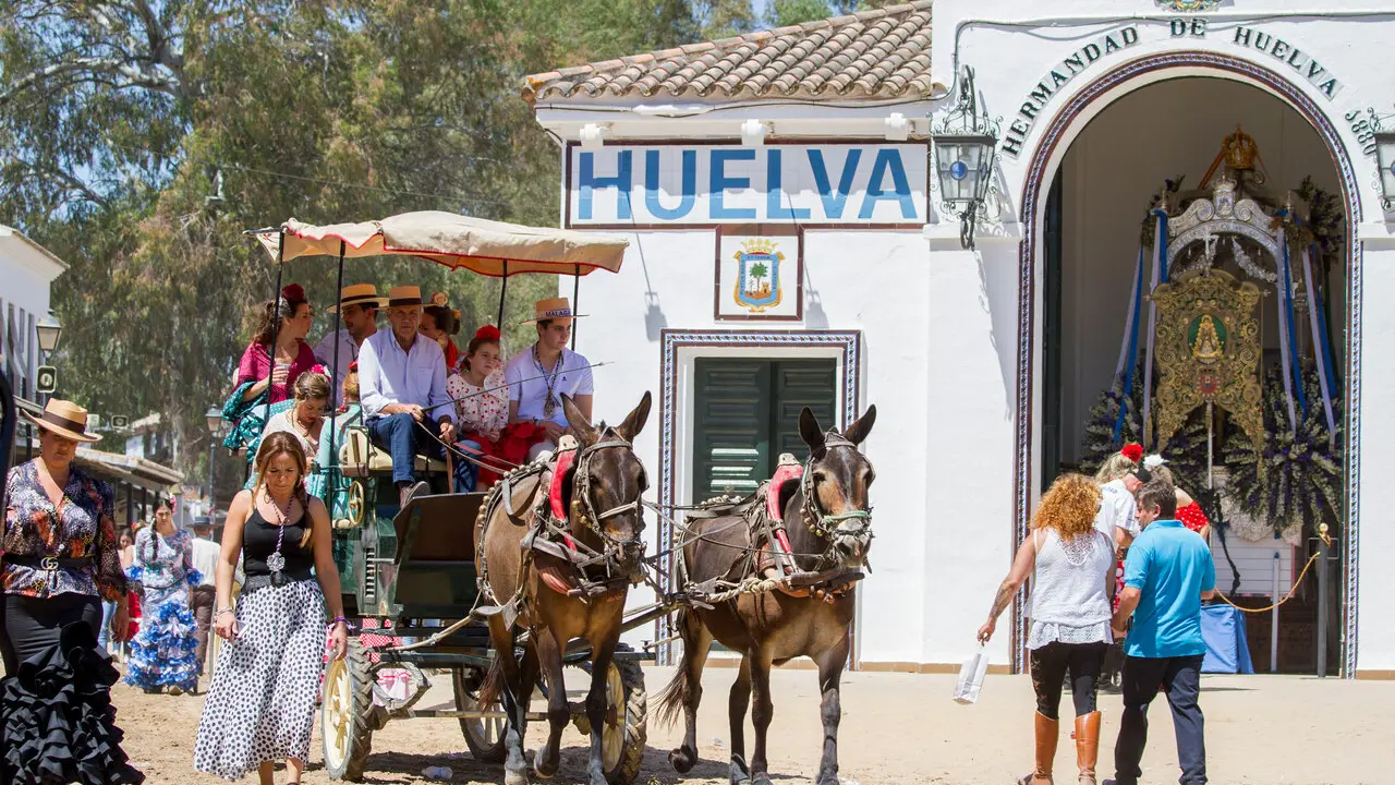 Un carruaje en la aldea durante la romer&iacute;a del Roc&iacute;o. | EP.