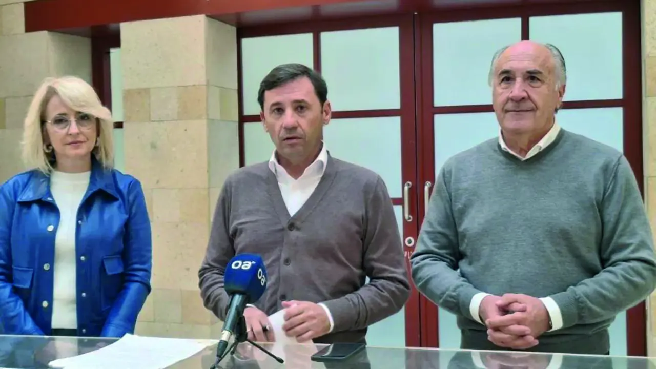 Javier Ros, flanqueado por Jos&eacute; Ignacio Landaluce y Pilar Pintor. VIVA