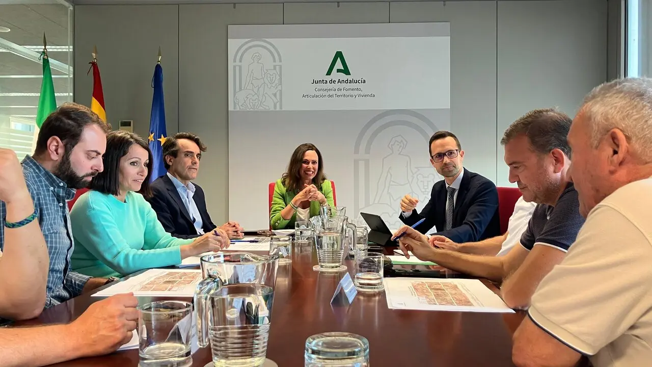 La reuni&oacute;n de la consejera con los alcaldes y plataformas ciudadanas. | Junta