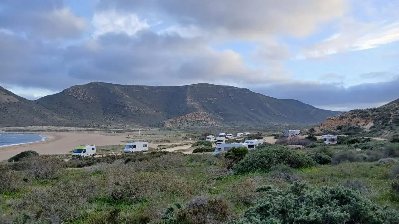 Caravanas y autocaravanas estacionadas en el litoral del Parque Natural de Cabo de Gata-N&iacute;jar. | Europa Press.