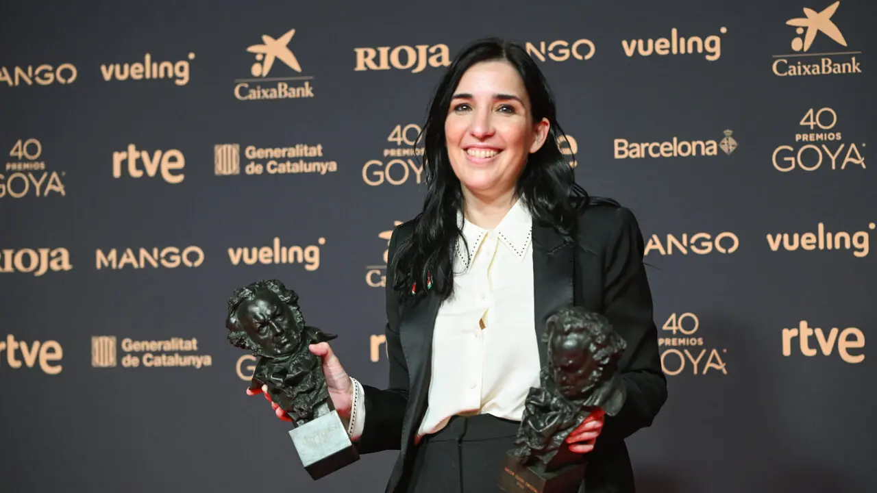 La guionista y directora Alauda Ruiz de Az&uacute;a posa con los Goya a Mejor Gui&oacute;n Original y Mejor Directora. | Lorena Sop&ecirc;na / Europa Press