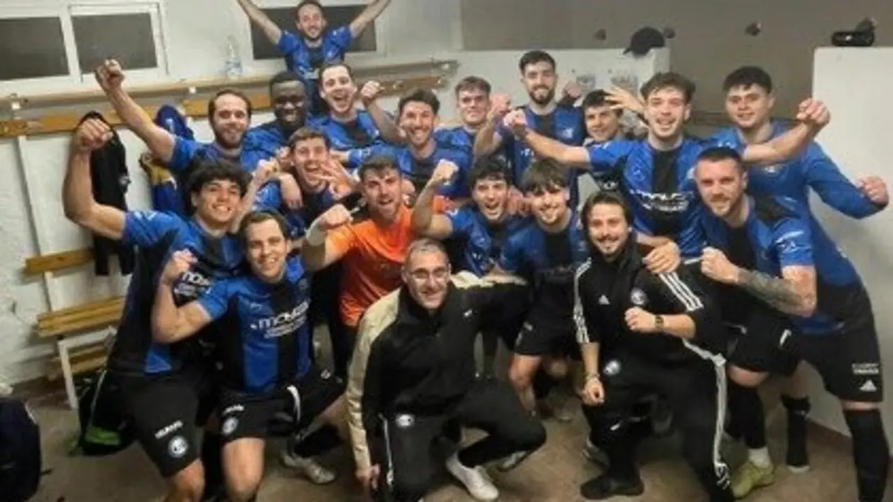 Jugadores y t&eacute;cnico del Inter Ja&eacute;n celebran la victoria ante el Navas, cuarta consecutiva en Liga. - Foto: Inter Ja&eacute;n