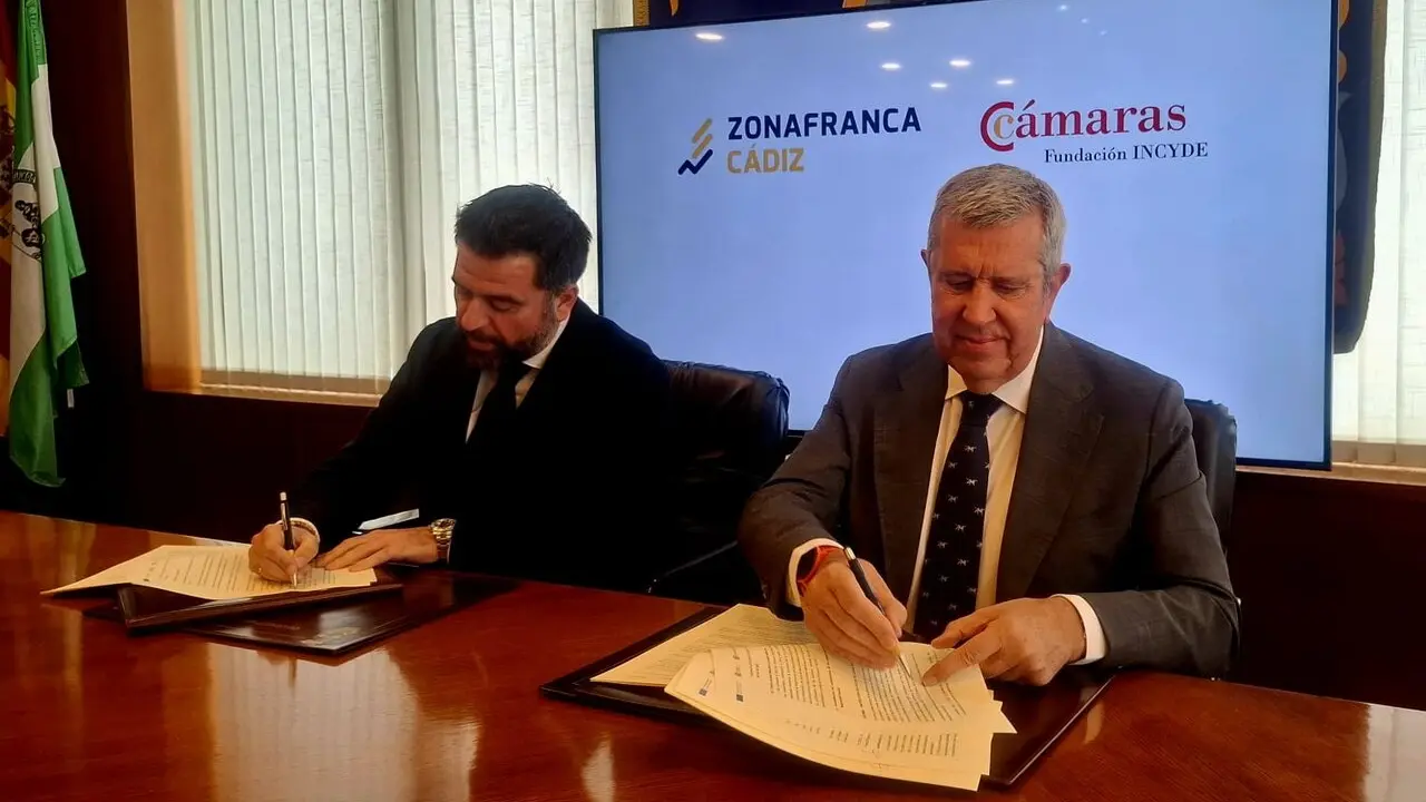 Firma celebrada hoy entre Zona Franca de C&aacute;diz y Fundaci&oacute;n Incyde. | Zona Franca de C&aacute;diz.