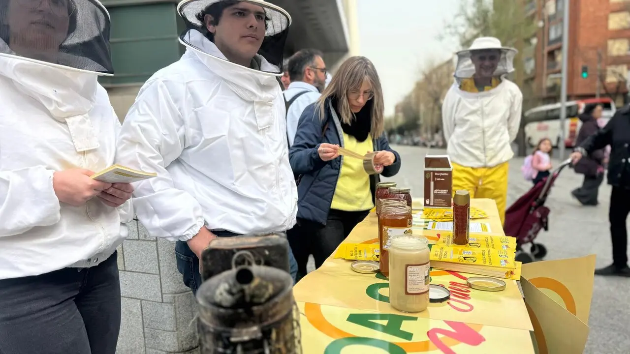 COAG lleva a cabo una cata reivindicativa de miel en Ja&eacute;n. - Foto: Esperanza Calzado.