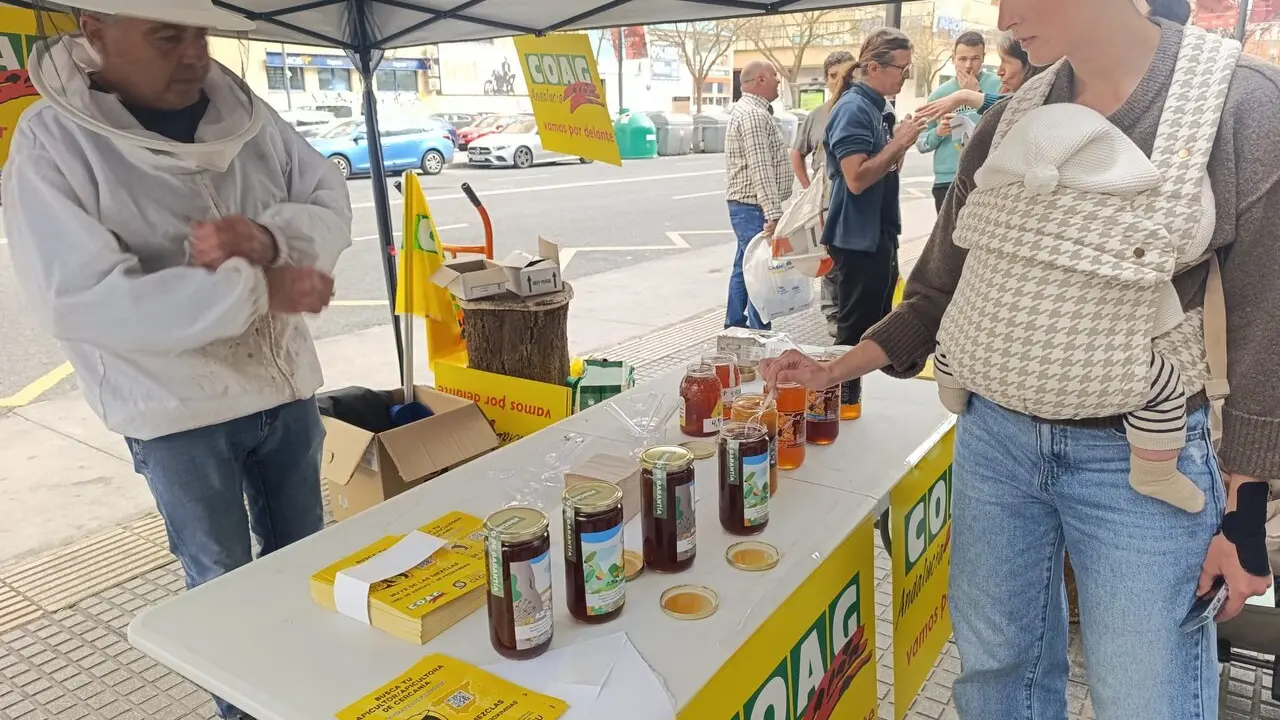 Estand de COAG con la miel. / COAG M&Aacute;LAGA
