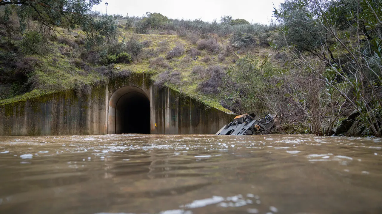 Archivo - El 'bogie' perteneciente a uno de los ejes del tren Iryo accidentado en Adamuz junto al Alvia, estancado en un arroyo cercano al lugar del suceso, a 24 de enero de 2026 en Adamuz (C&oacute;rdoba, Andaluc&iacute;a, Espa&ntilde;a).