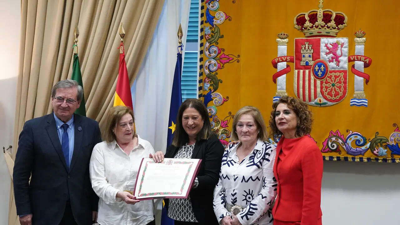 Montero con las hermanas de Garc&iacute;a Caparr&oacute;s./EP (archivo).