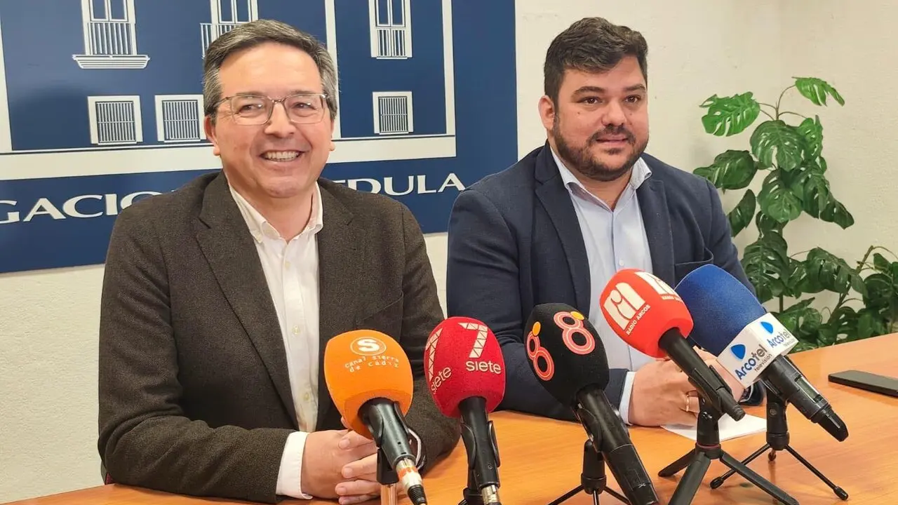 Salvador Valle y Miguel Rodr&iacute;guez atienden a la prensa./ MAC&Iacute;AS.