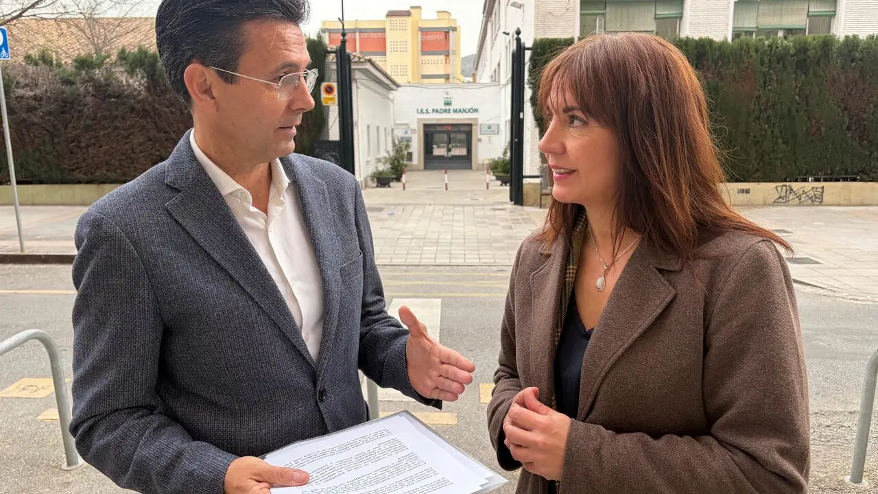 El portavoz del PSOE-A, Paco Cuenca, con la parlamentaria socialista Olvido de la Rosa. | Europa Press.