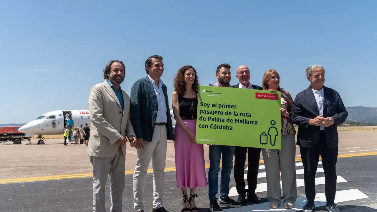 Archivo - El primer pasajero (centro) llegado a C&oacute;rdoba en vuelo regular de Air Nostrum tras 16 a&ntilde;os es recibido por las autoridades, en julio de 2024.