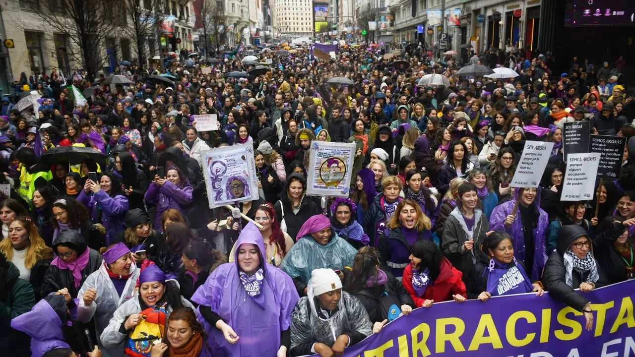 Cientos de personas durante la manifestaci&oacute;n convocada por la Comisi&oacute;n 8M. | Europa Press.