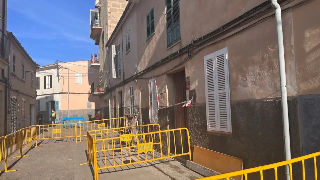 El Ayuntamiento precinta la vivienda afectada por el derrumbe en Manacor. | Europa Press.