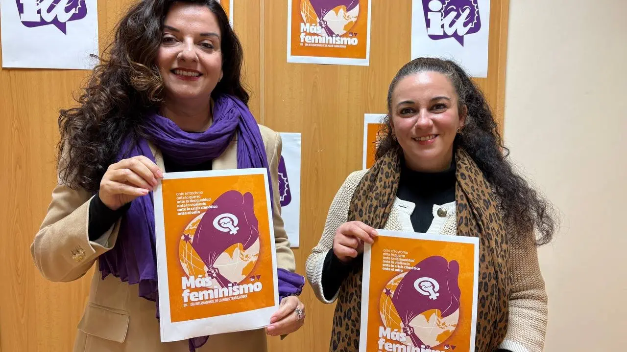 Anabel Moreno y Carmen Casas sostienen el cartel de IU por el 8M. | IU C&aacute;diz.