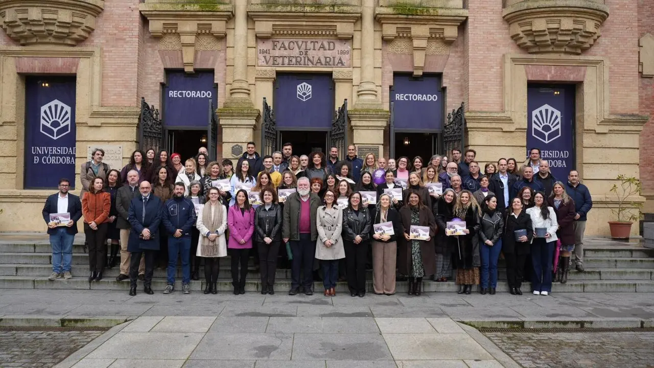 foto de grupo de los Premios Mar&iacute;a Zambrano y distintivos de &lsquo;Buenas pr&aacute;cticas o trayectoria en igualdad&rsquo; de la UCO.