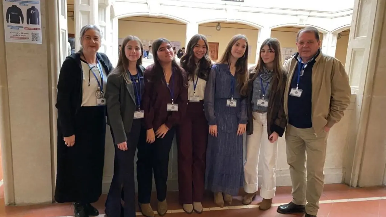 El equipo de debate con sus preparadores | Informaci&oacute;n.