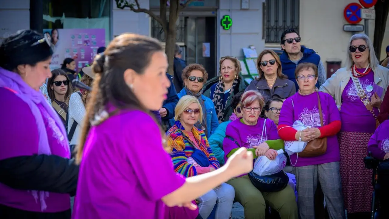 Lectura del manifiesto del Consejo Municipal de la Mujer por el 8M en la Plaza del Palillero. VIVA