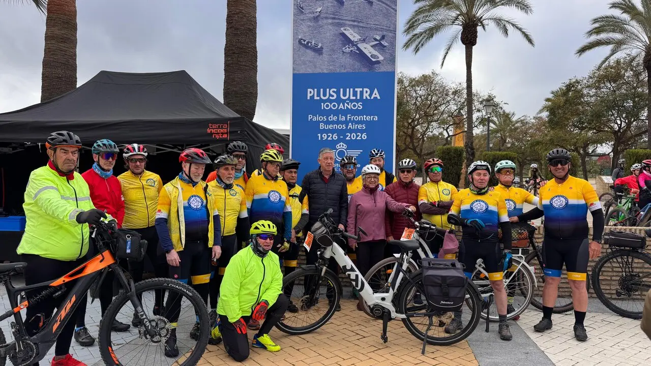 La alcaldesa de Palos de la Frontera posa con el grupo de ciclistas. | Mancomunidad del Condado.