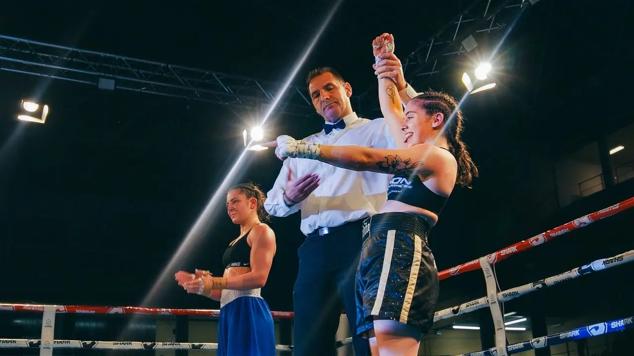 La jiennense Carmen G&oacute;nzalez celebra su primera victoria como profesional. - Foto: Sugar Ray Ja&eacute;n