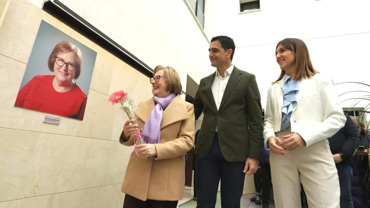 Descubrimiento de la imagen de Mar&iacute;a Jos&eacute; Pareja en el mural Imprescindibles, en La Tejuela.