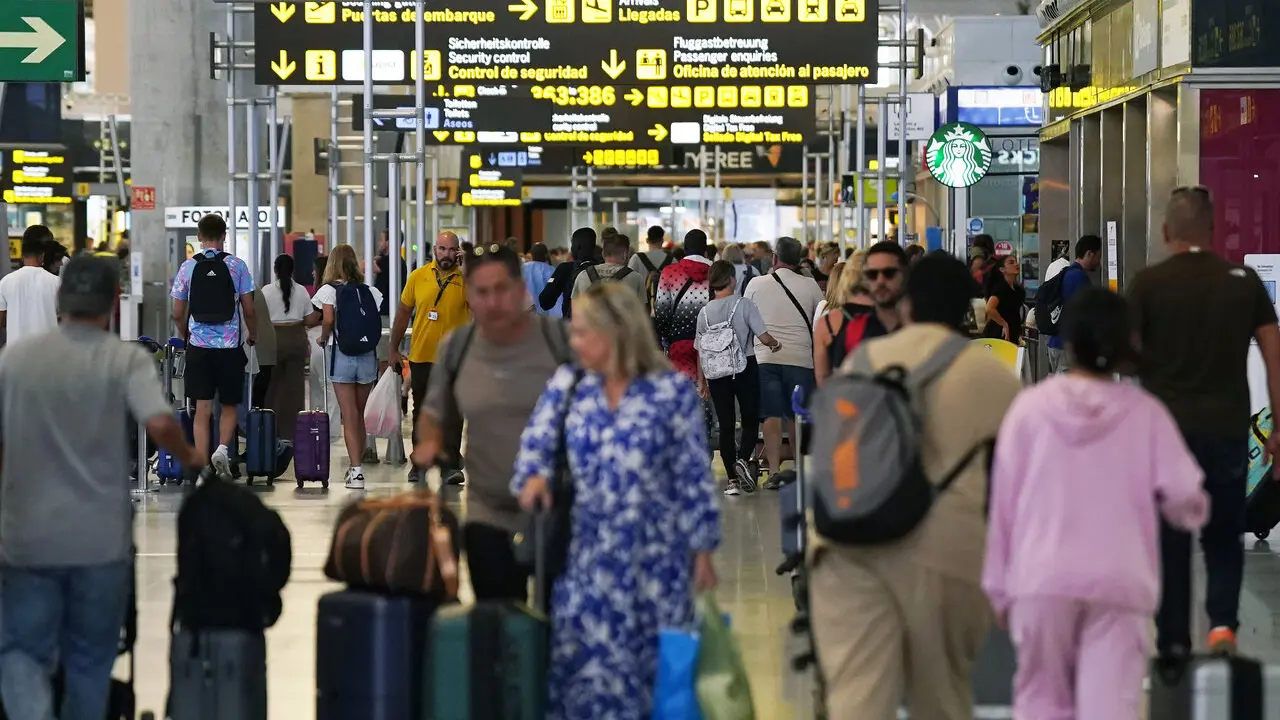 Im&aacute;genes de turistas a su llegada al aeropuerto de M&aacute;laga-Costa del Sol. | Europa Press