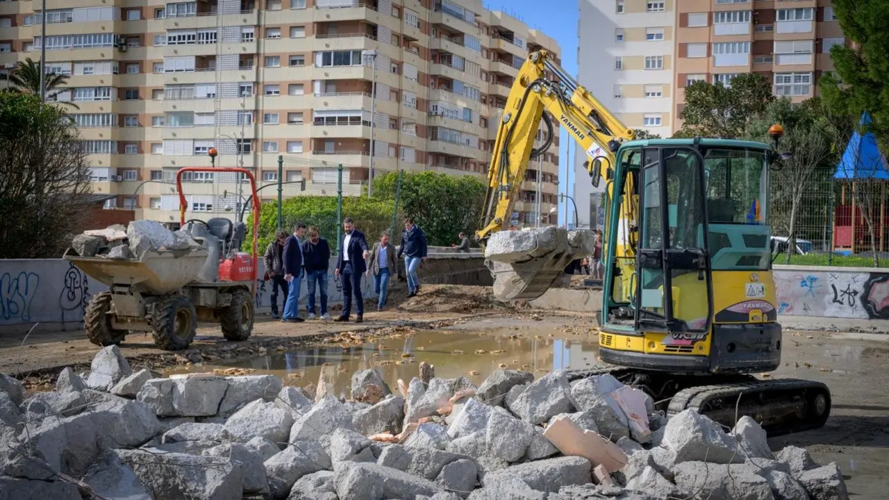 El alcalde, Bruno Garc&iacute;a, con Carlos Lucero y Pablo Otero, en las obras de Plaza Telegraf&iacute;a Sin Hilos. VIVA