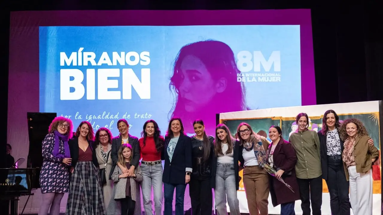Foto de familia del acto central del 8M | Ayuntamiento.