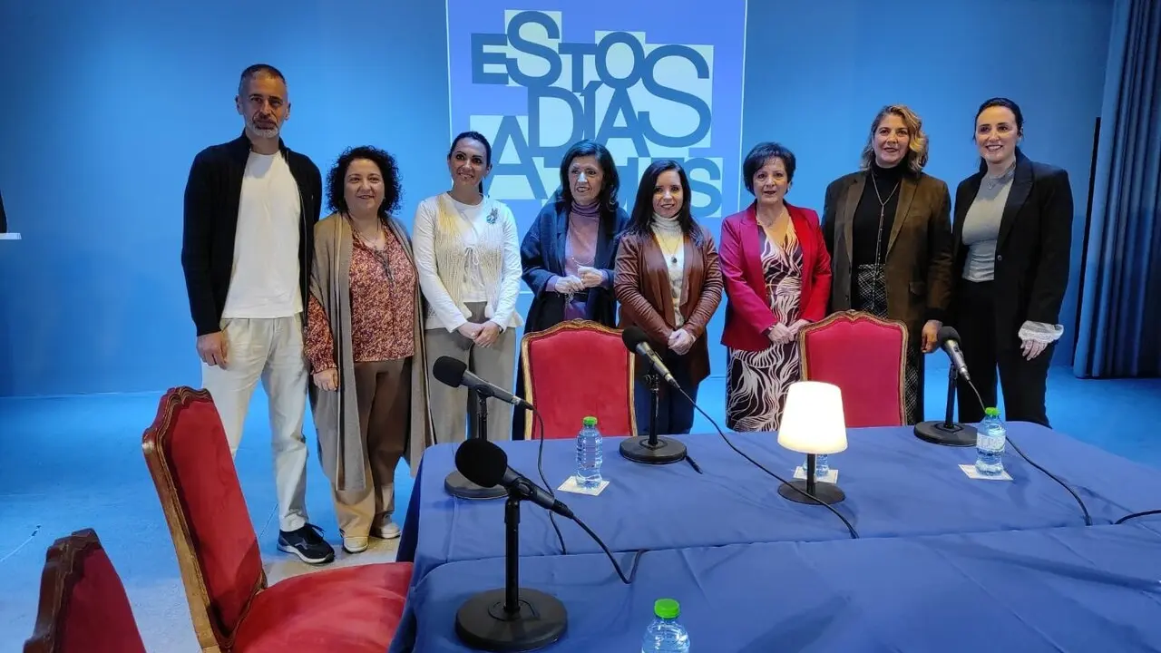 Autoridades en la inauguraci&oacute;n de las jornadas 'Estos d&iacute;as azules: conversaciones &uacute;tiles sobre Autismo'.
