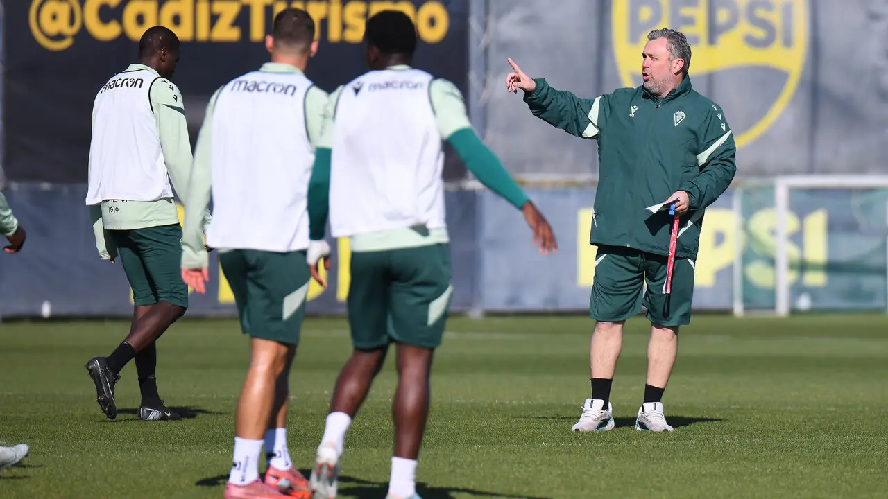 Sergio Gonz&aacute;lez dirige una sesi&oacute;n de entrenamiento. | C&aacute;diz CF.