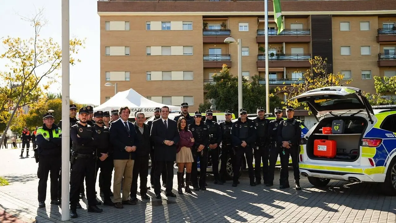 El alcalde de C&oacute;rdoba, Jos&eacute; Mar&iacute;a Bellido; la edil de Recursos Humanos y Salud Laboral, Cintia Bustos; el edil de Seguridad, Jes&uacute;s Coca, y el jefe de la Polic&iacute;a Local, Juan D&iacute;az, presentan la Unidad Rayo de la zona sur y los coches con desfibrilador. Archivo