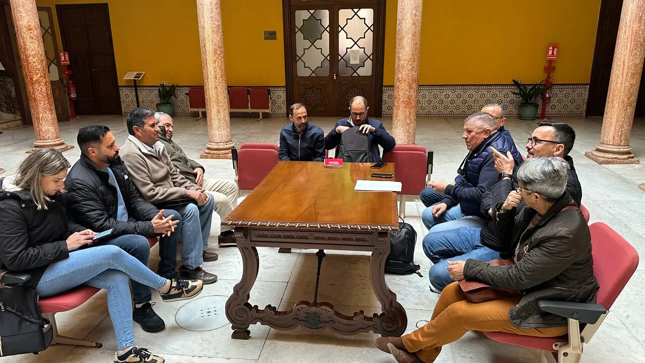 La reuni&oacute;n de los portavoces municipales con los representantes sindicales se celebr&oacute; en el patio de columnas.