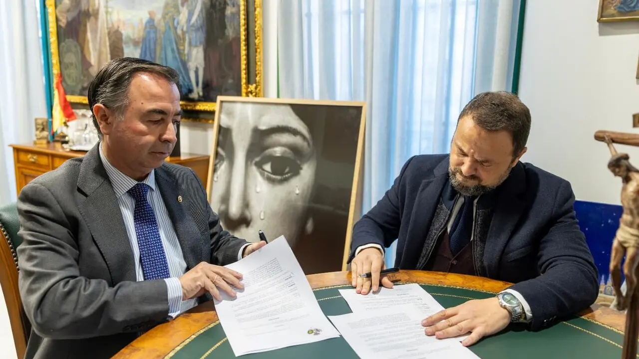 Momento de la firma del acuerdo |&nbsp;HERMANDAD DE LA MACARENA