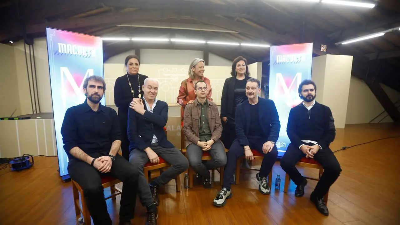 Isabel Alb&aacute;s junto al equipo t&eacute;cnico, artistas y miembros del coro de 'Macbeth'.