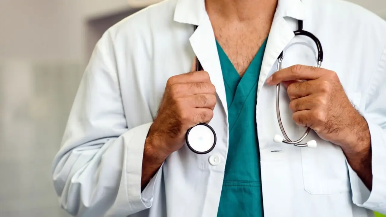Un m&eacute;dico.