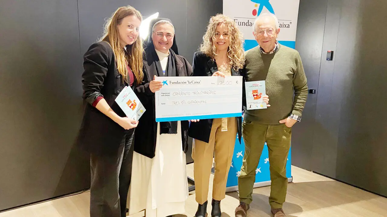 Ana Molina, sor Luc&iacute;a Madue&ntilde;o y Joaqu&iacute;n Lanzas, este mi&eacute;rcoles en la oficina de La Caixa en Alcal&aacute;.