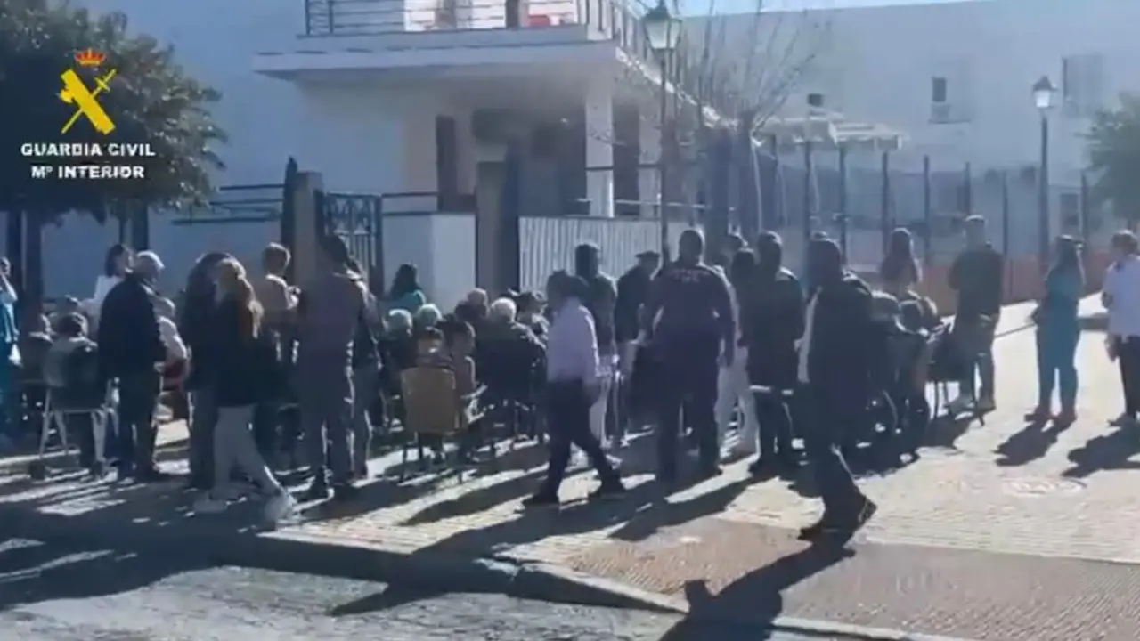 Evacuadas m&aacute;s de 50 personas en la residencia de ancianos en Lepe por gran salida de humo. | Guardia Civil.