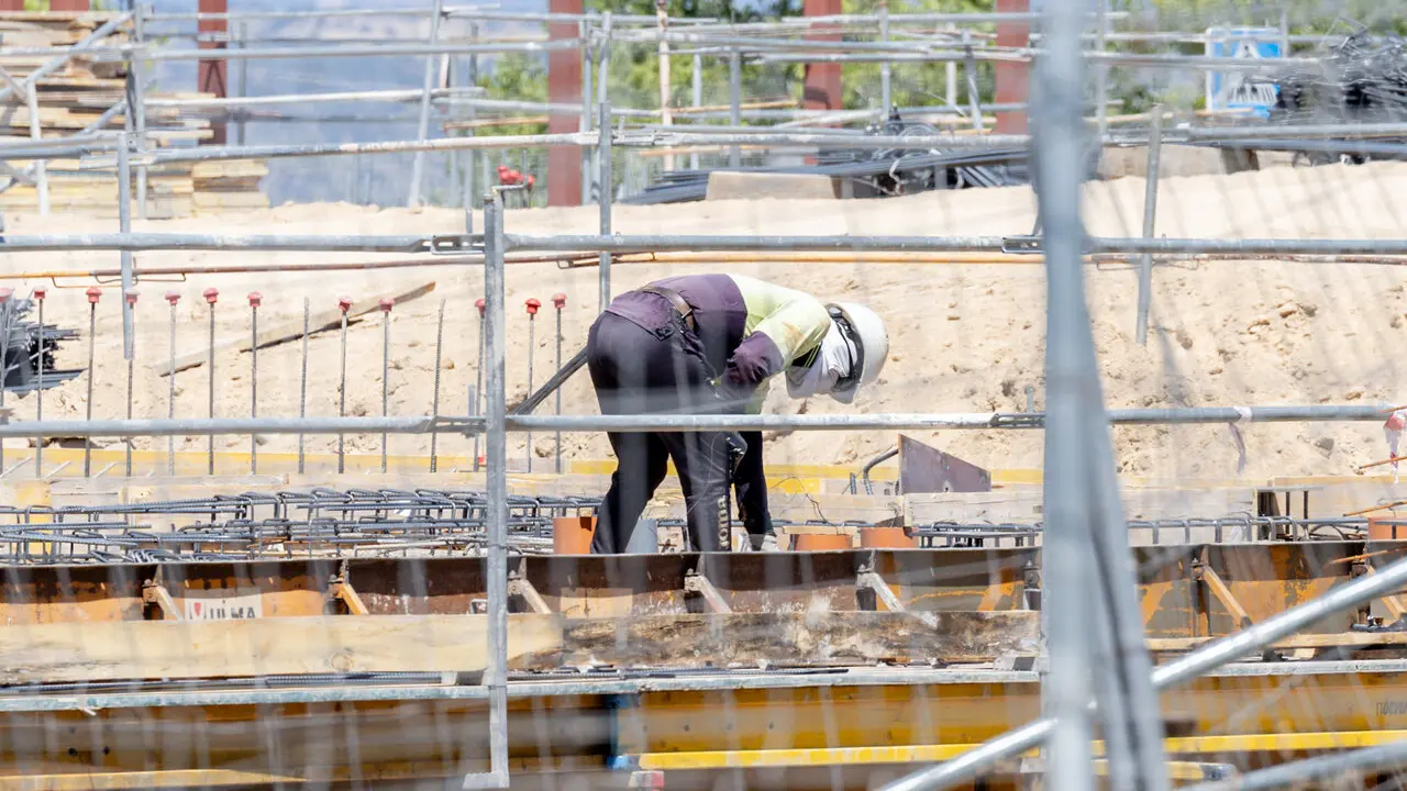Un obrero trabaja en la construcci&oacute;n | Europa Press