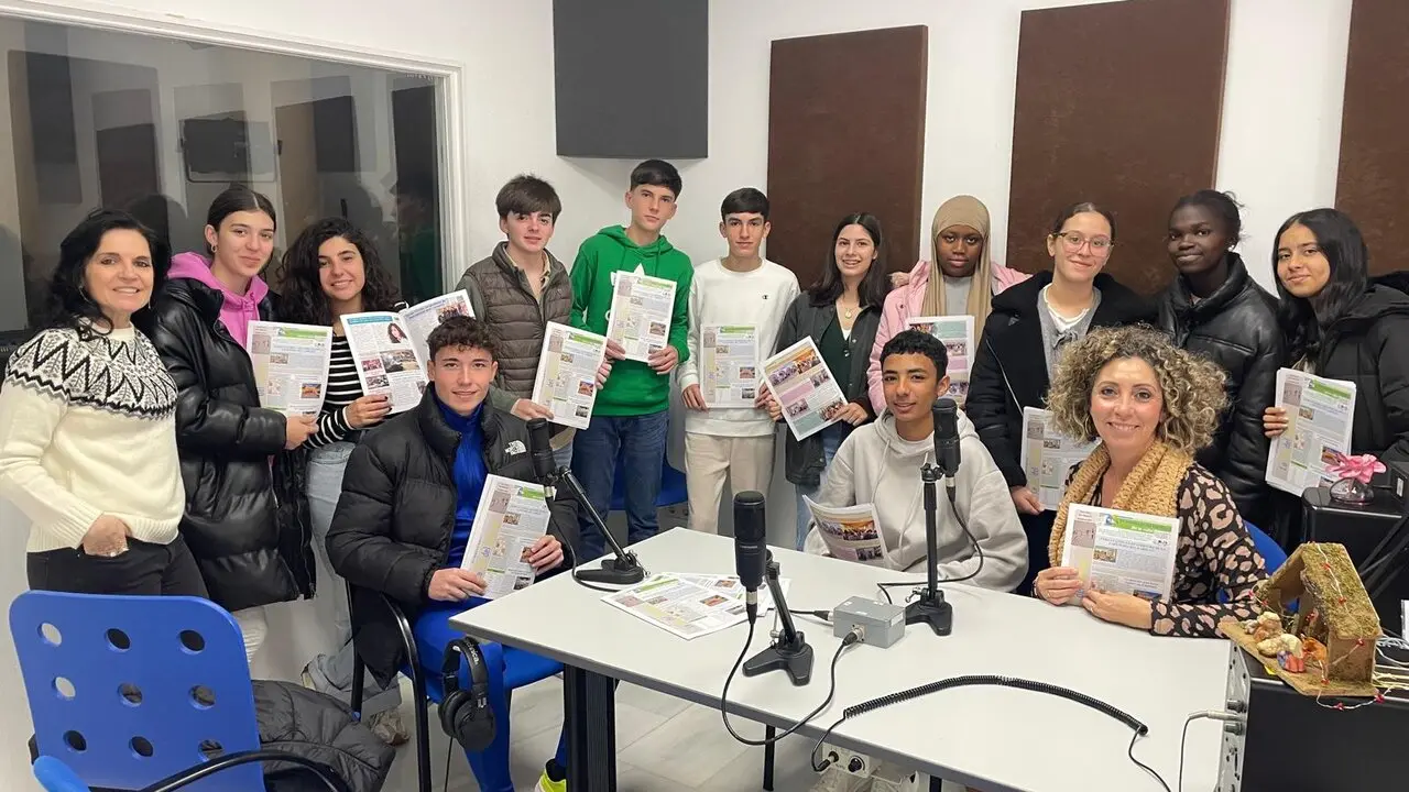 Los alumnos del IES Francisco Garf&iacute;as (Moguer) en su radio. | IES Francisco Garfias.