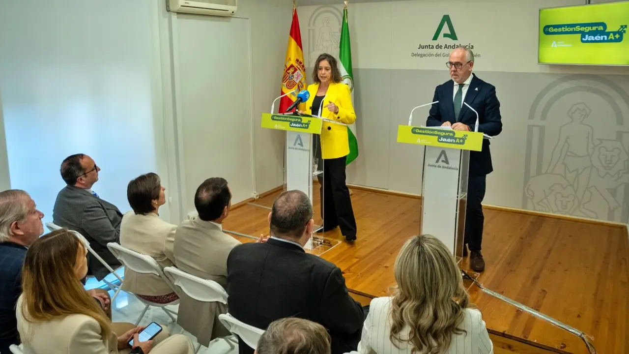 Catalina Garc&iacute;a y Jes&uacute;s Estrella, en rueda de prensa. - Foto: Junta de Andaluc&iacute;a