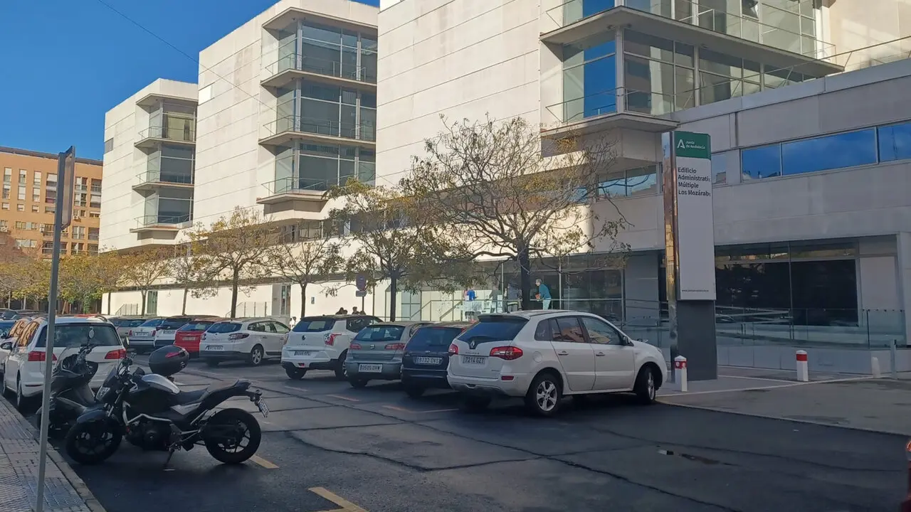 Zona de aparcamientos de la calle Moz&aacute;rabes. | EP.