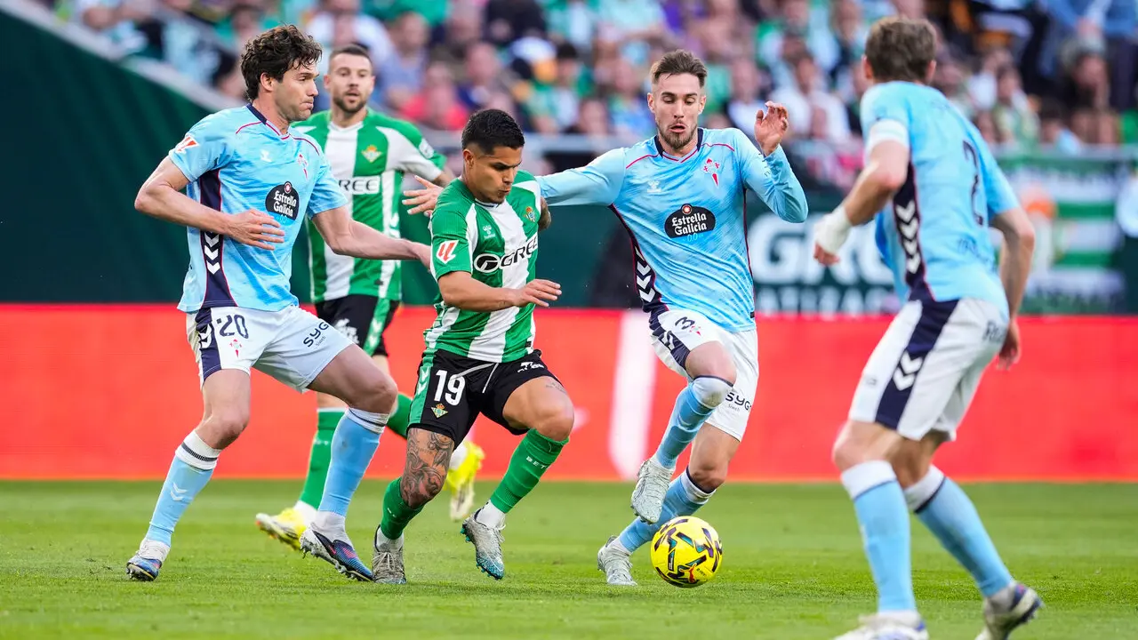 Cucho Hern&aacute;ndez conduce el bal&oacute;n entre tres futbolistas del Celta de Vigo. | Corchero/EP
